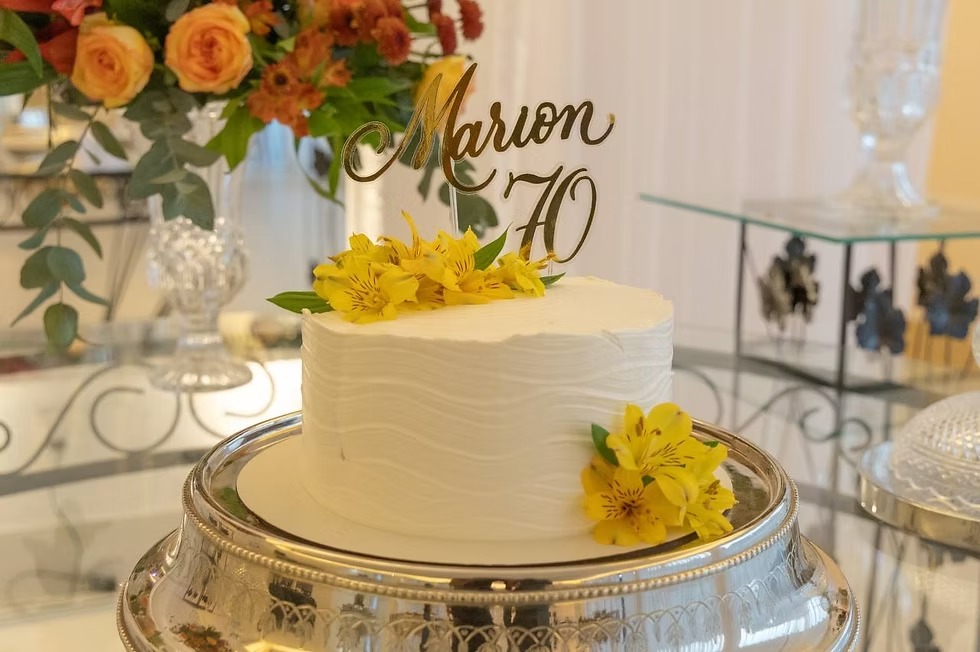 Decoração de casamento com arranjos florais elegantes
