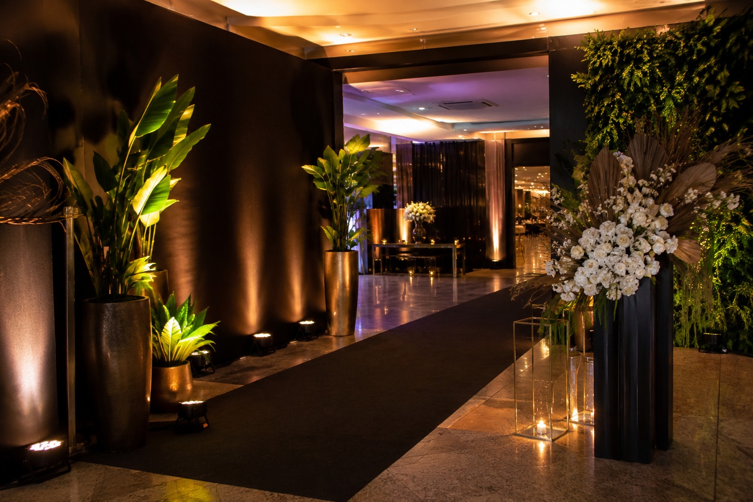 Buffet e decoração de mesa para evento corporativo de alto padrão